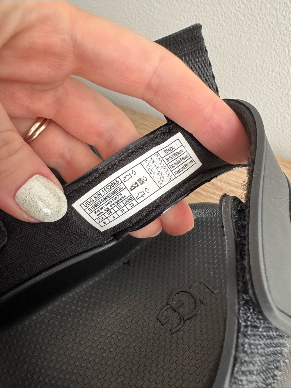UGG BLACK SANDALS - Picture 7 of 7